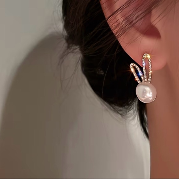 Jewelry - Pearl and Rhinestone bunny earrings